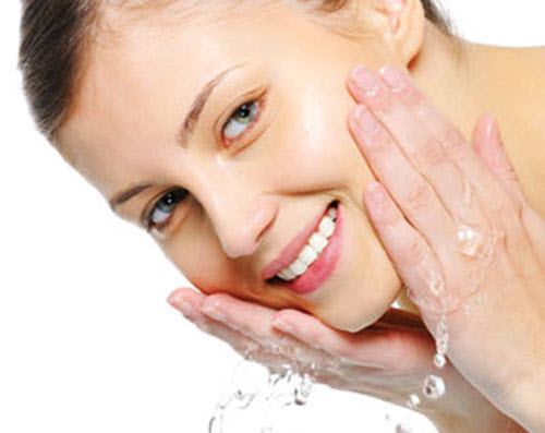 Rửa mặt 2 - 3 lần mỗi ngày là cách chăm sóc da nhờn đơn giản nhất