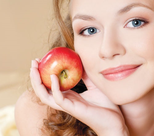 Với quả táo, bạn sẽ có 1 công thức dưỡng da vào ban đêm cực kỳ hiệu quả mà lại đơn giản