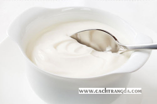 Trong sữa chua có nhiều chất probiotic làm giảm khả năng bị kích ứng ở da