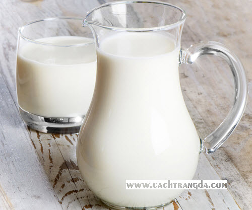 Rượu & sữa tươi là nguyên liệu tự nhiên để làm kem dưỡng trắng da toàn thân an toàn hiệu quả tại nhà