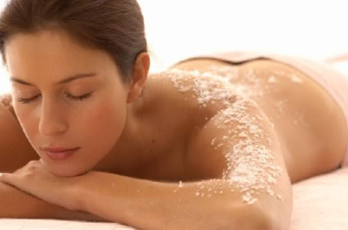 Tẩy da chết giúp làm sạch da và lỗ chân lông giãn nở để quá trình thoa kem dưỡng trắng da hiệu quả hơn