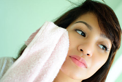 Làm sạch mặt trước khi thực hiện cách trị mụn hiệu quả bằng nước chanh nhé!