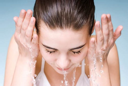 Làm ướt da mặt trước khi sử dụng rửa mặt